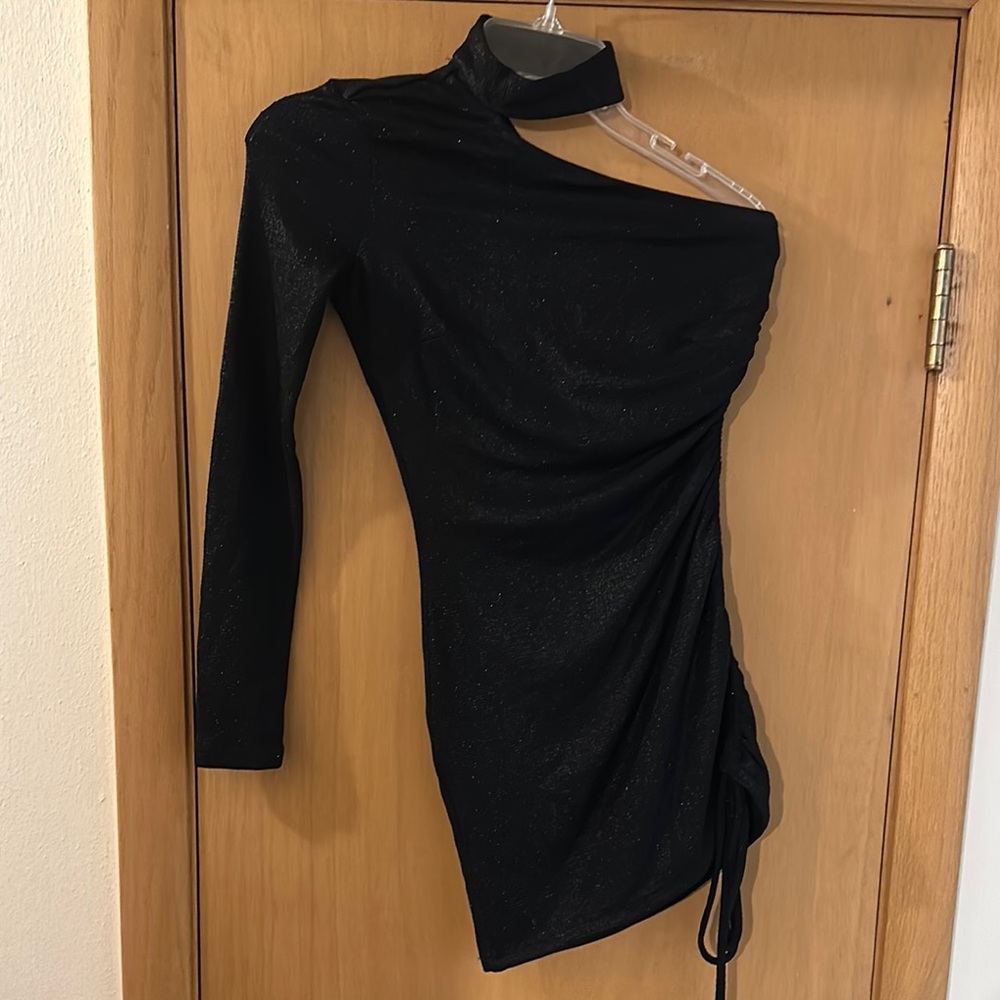 H:ours Revolve Womenโs Glittery One-Shoulder Ruched Mini Dress Black Size Small